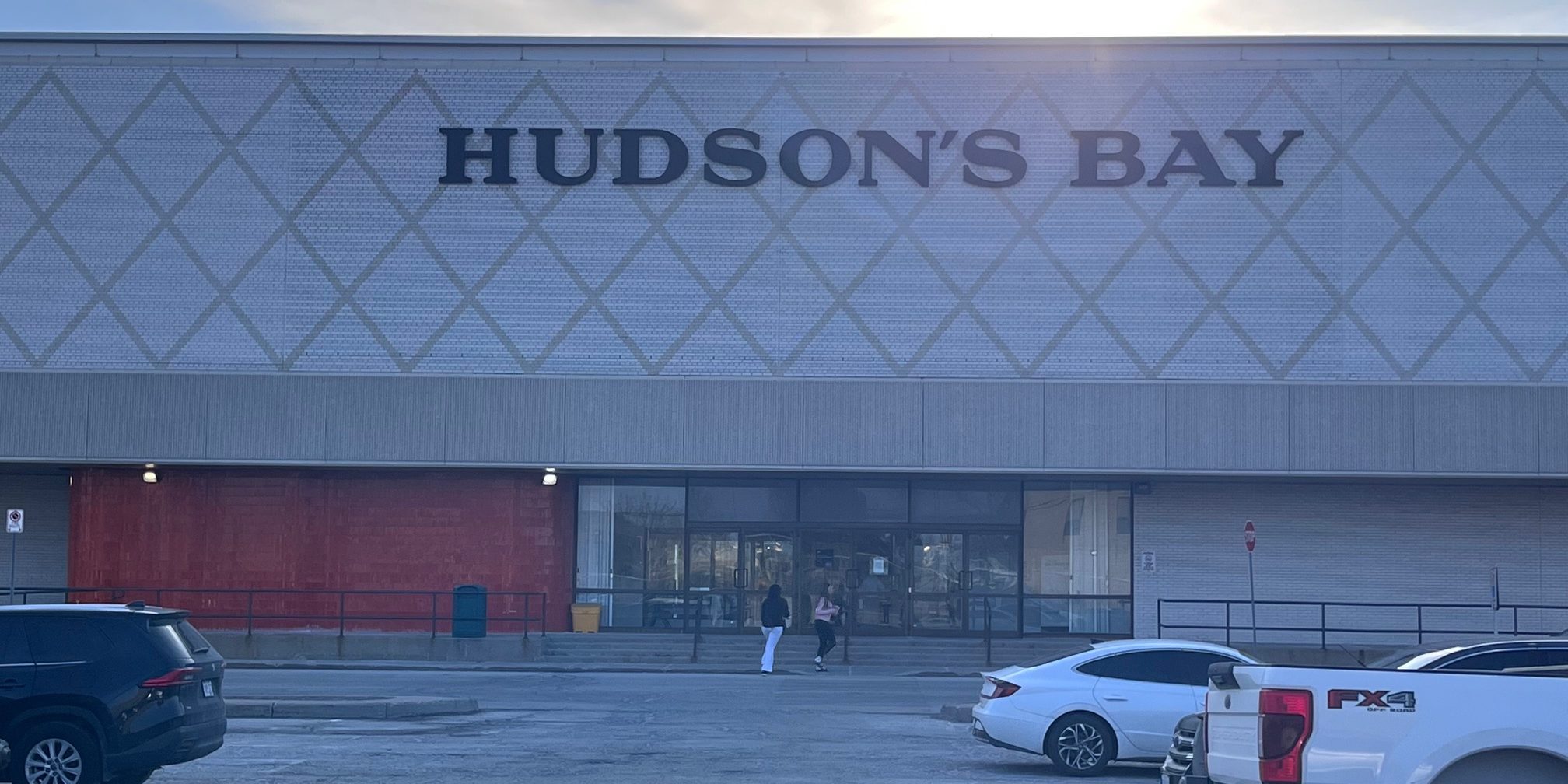 am800-news-hudsons-bay-devonshire-mall-front-entrance-march-2025.jpg