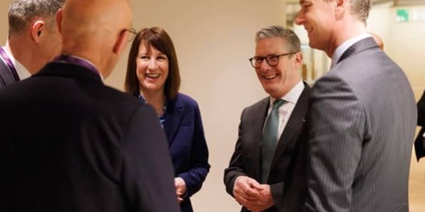 Chancellor-with-Starmer-and-city-chiefs-Simon-Dawson-Avalon-Avalon.jpg