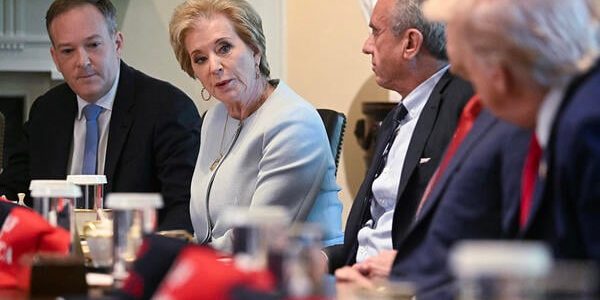 Linda_McMahon_Meeting_GettyImages-2212146108_edit.jpg